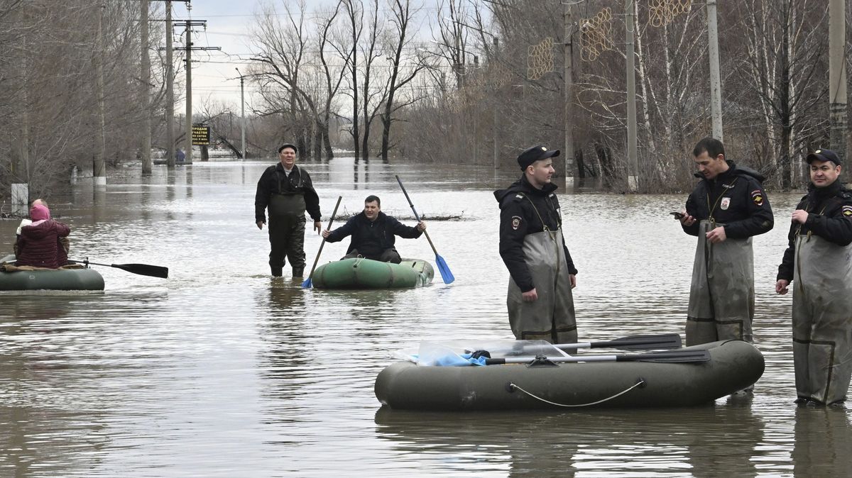 Fotky: Na jihu Ruska se protrhla hráz přehrady, voda zaplavila tisíce domů